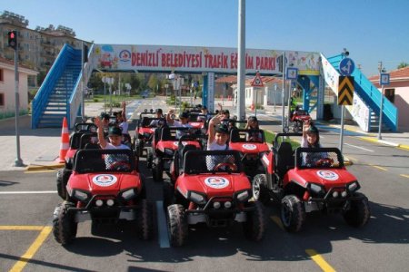 Bu parkta çocuklar trafiği eğlenerek öğreniyor