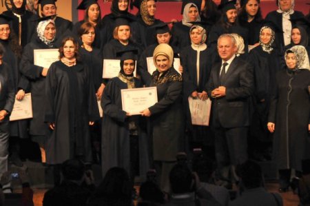 Bu sefer anneler kep fırlattı