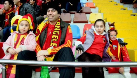 Bu taraftar tezahürat yapamıyor ama takıma uğur getiriyor