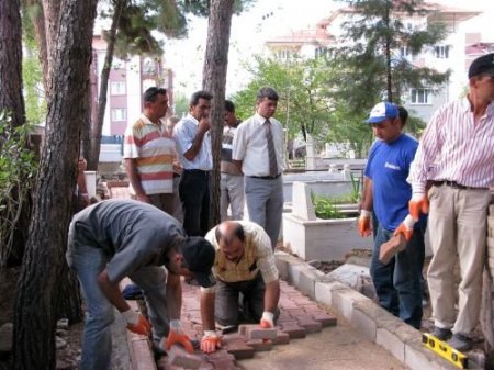 Bucak Belediyesi Bayram Öncesi Mezarlıkları Düzenledi