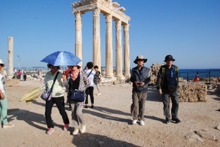 Budist Koreliler, kültür turizmine Hıristiyanlar kilise ziyaretine geliyor