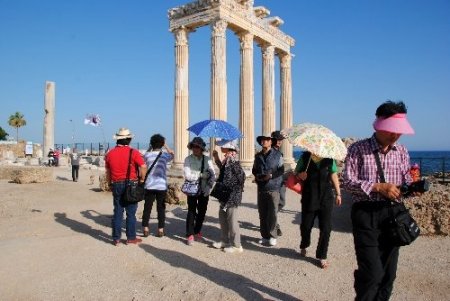 Budist Koreliler, kültür turizmine Hıristiyanlar kilise ziyaretine geliyor