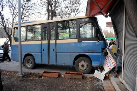 Büfeci işyerini kapatıp gitti, freni patlayan minibüs büfeye girdi