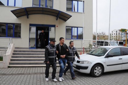 Büfeyi soyan hırsızlık zanlıları polisten kaçamadı