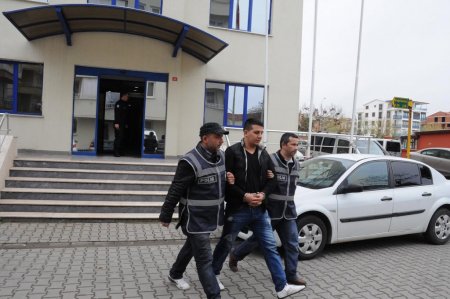 Büfeyi soyan hırsızlık zanlıları polisten kaçamadı