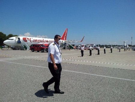 Bulaşıcı hastalık taşıyan yolcunun bulunduğu uçağa müdahale edildi