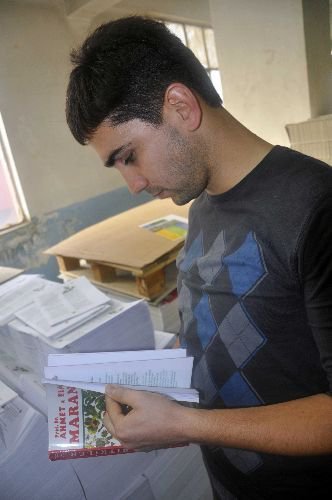 Bulaşık Süngeri Kolisinden Korsan Kitap Çıktı