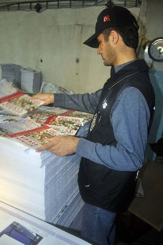 Bulaşık Süngeri Kolisinden Korsan Kitap Çıktı