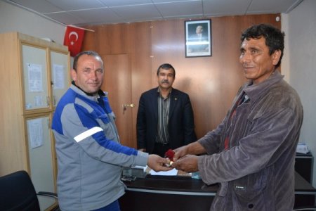 Bulduğu altın dolu çantayı sahibine teslim etti