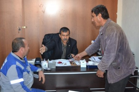 Bulduğu altın dolu çantayı sahibine teslim etti