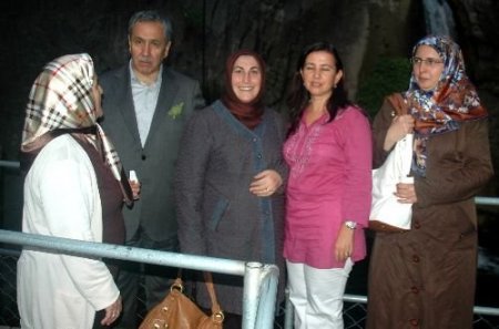 Bülent Arınç, Eşiyle Birlikte 700 Metrelik Kanyonu Yürüyerek Gezdi