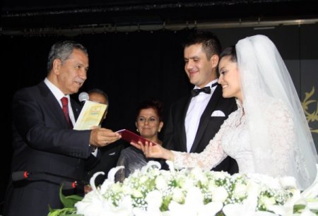 Bülent Arınç, nikah şahidi oldu