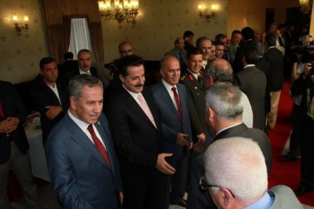 Bülent Arınç: Bütün Olumsuzluklara Rağmen Bayram Sevincini Yaşamak İstiyoruz