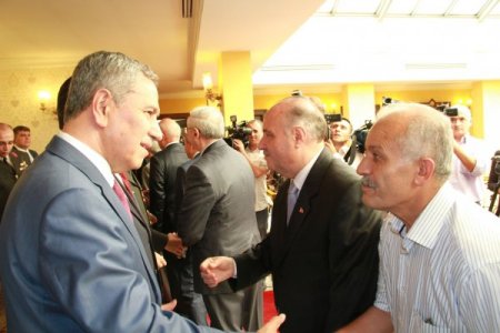 Bülent Arınç: Bütün Olumsuzluklara Rağmen Bayram Sevincini Yaşamak İstiyoruz