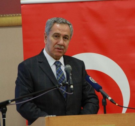 Bülent Arınç: Irkçılık bir hastalıksa ilacı Akif'in şiirlerindedir