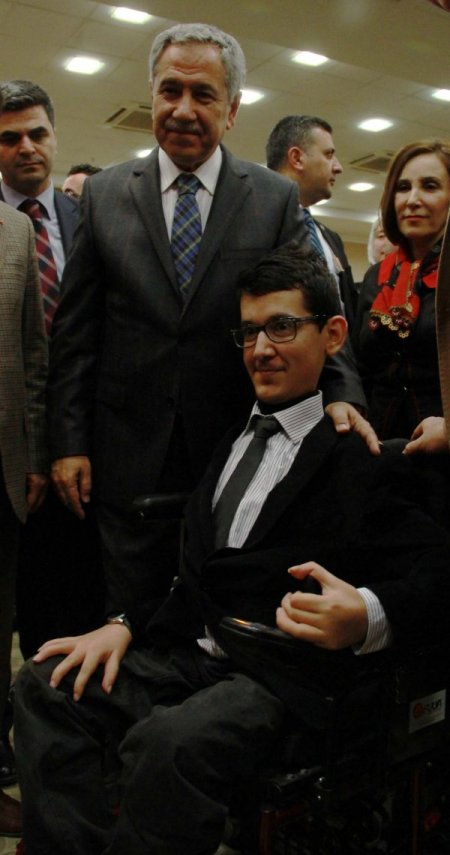 Bülent Arınç: Irkçılık bir hastalıksa ilacı Akif'in şiirlerindedir