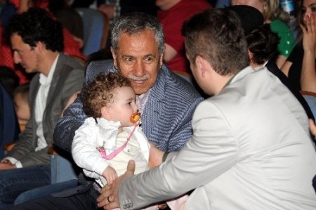 Bülent Arınç torununun okul gösterisini izledi