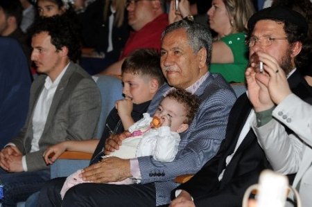 Bülent Arınç torununun okul gösterisini izledi