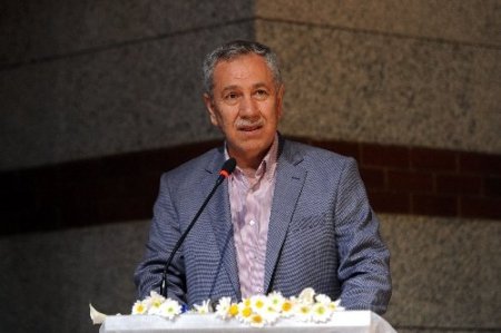 Bülent Arınç torununun okul gösterisini izledi