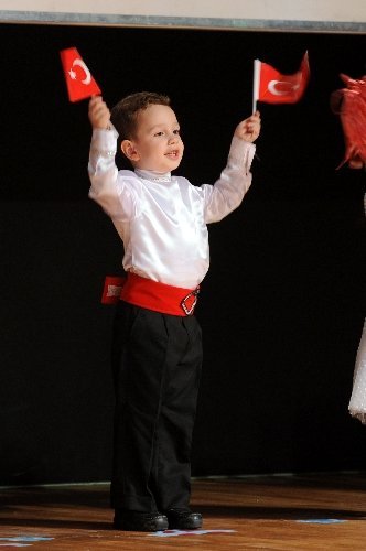 Bülent Arınç torununun okul gösterisini izledi