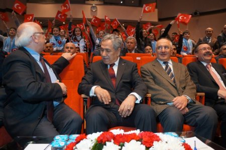 Bülent Arınç ve Nabi Avcı, 3 bin öğrenciyi Çanakkale’ye yolcu etti