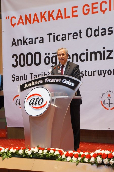 Bülent Arınç ve Nabi Avcı, 3 bin öğrenciyi Çanakkale’ye yolcu etti