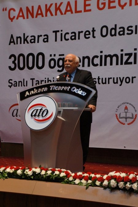 Bülent Arınç ve Nabi Avcı, 3 bin öğrenciyi Çanakkale’ye yolcu etti