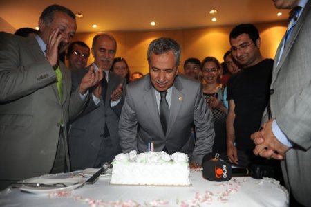 Bülent Arınç'a, Gazetecilerden Doğum Günü Sürprizi