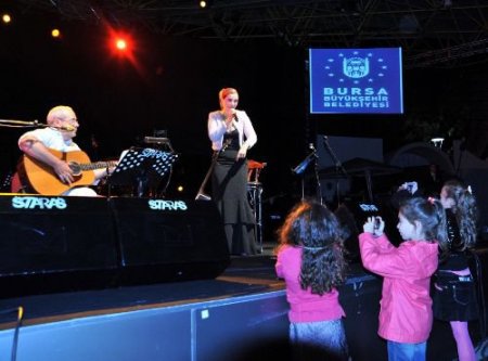 Bülent Ortaçgil Ve Zuhal Olcay'ın Bursa Konseri Yamura Rağmen Yoğun İlgi Gördü