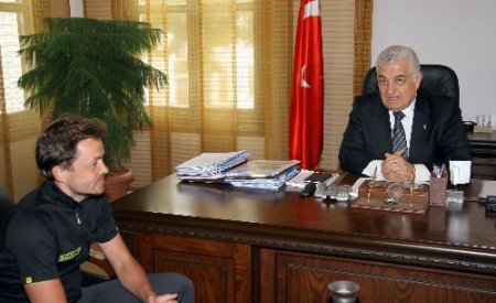 Bulgar Bisikletçi Çevre Kirliliğine Dikkat Çekmek İçin Akdeniz'i Dolaşıyor