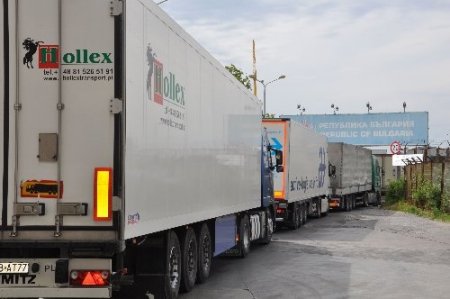 Bulgar TIR'cılar uluslararası yolu kapattı