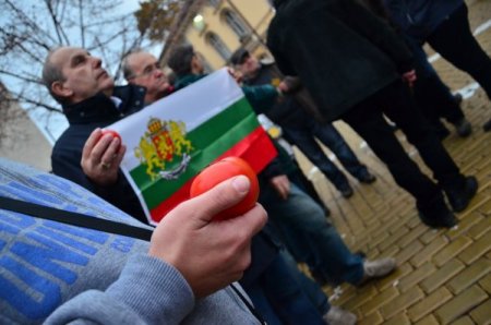 Bulgaristan parlamentosu önünde “domates ihtilali”