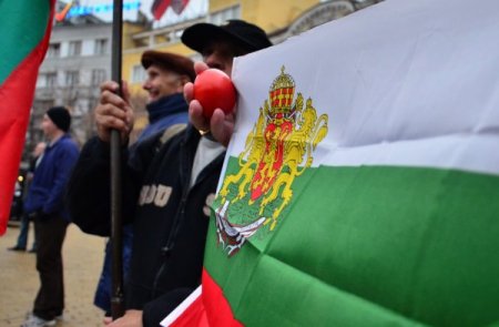 Bulgaristan parlamentosu önünde “domates ihtilali”