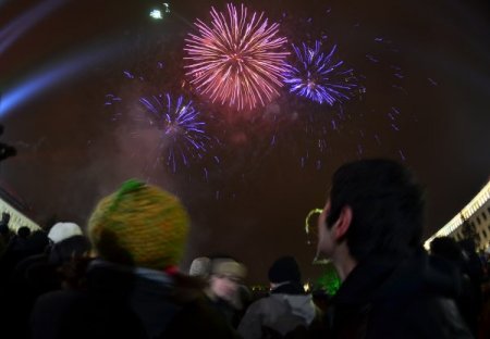 Bulgaristan’da halk yeni yılı meydanlarda karşıladı