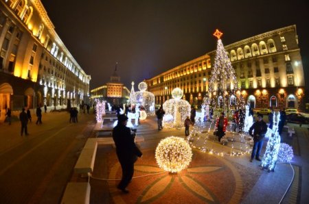 Bulgaristan’da halk yeni yılı meydanlarda karşıladı