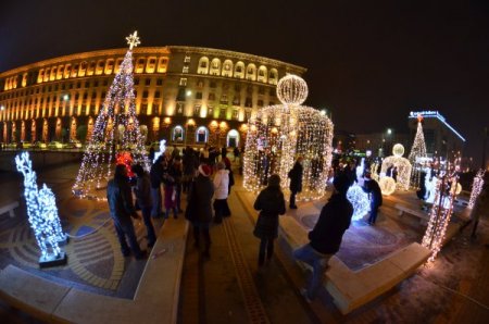Bulgaristan’da halk yeni yılı meydanlarda karşıladı