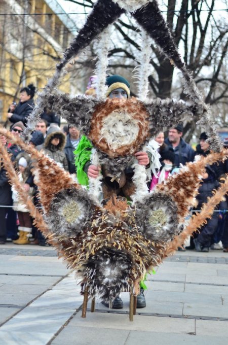 Bulgaristan’da kötü ruhları kovma festivaline büyük ilgi