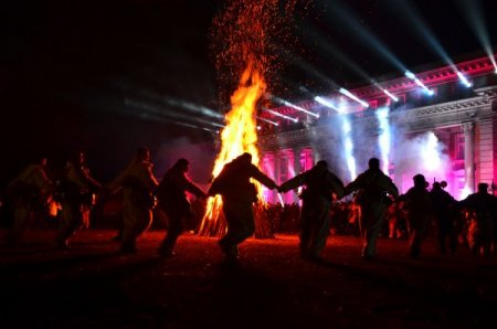 Bulgaristan’da kötü ruhları kovma festivaline büyük ilgi