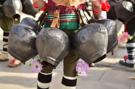 Bulgaristan’da kötü ruhları kovma festivaline büyük ilgi