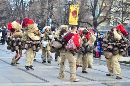 Bulgaristan’da kötü ruhları kovma festivaline büyük ilgi