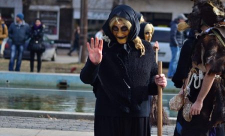 Bulgaristan’da kötü ruhları kovma festivaline büyük ilgi