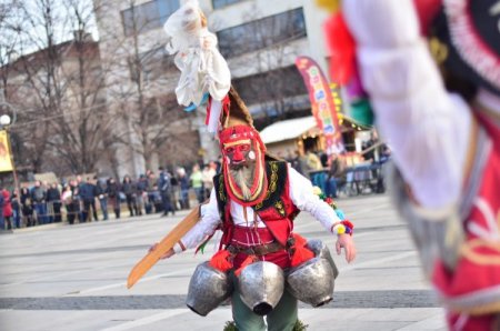 Bulgaristan’da kötü ruhları kovma festivaline büyük ilgi