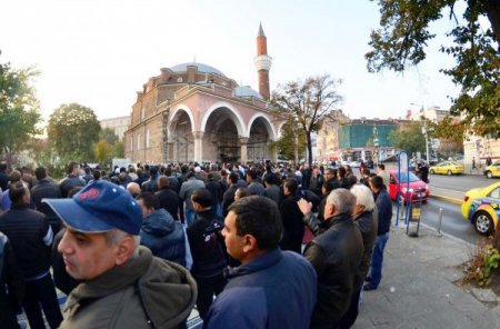 Bulgaristan’da Müslümanlar camilere sığmadı