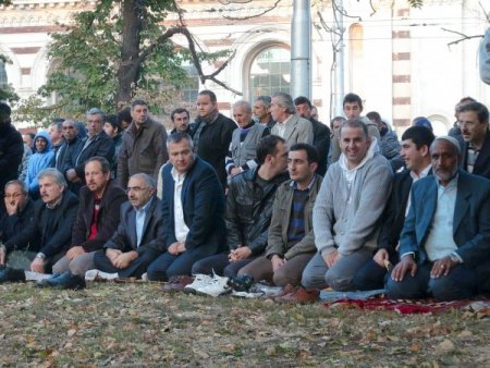 Bulgaristan’da Müslümanlar camilere sığmadı