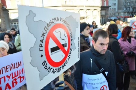 Bulgarlar sigara yasağına 6 ay dayanabildi