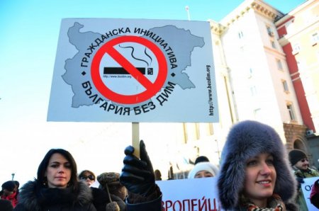 Bulgarlar sigara yasağına 6 ay dayanabildi