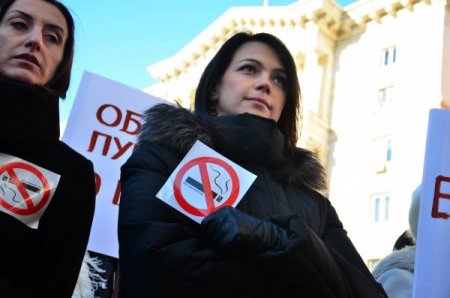 Bulgarlar sigara yasağına 6 ay dayanabildi