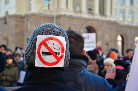 Bulgarlar sigara yasağına 6 ay dayanabildi