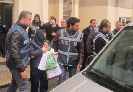 Buluşma geceleri düzenleyerek fuhuş yaptıran şebeke çökertildi