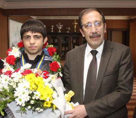 Bulutlar, şampiyon güreşçi Gör'ü altınla ödüllendirdi